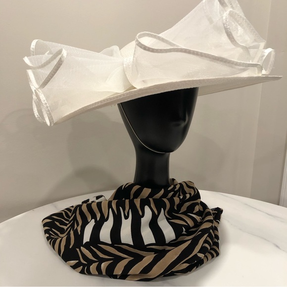 Stunning White hat with a bow: chin band; 100% polypropylene. - Picture 3 of 3